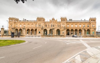 Zamora tren istasyonu, Castilla y Len. Zamora, İspanya. Tren istasyonunda. Gümüş yol. İspanya 'nın en güzel tren istasyonlarından biri olarak sınıflandırılan binanın dış görünüşü..