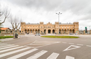 Zamora tren istasyonu, Castilla y Len. Zamora, İspanya. Tren istasyonunda. Gümüş yol. İspanya 'nın en güzel tren istasyonlarından biri olarak sınıflandırılan binanın dış görünüşü..