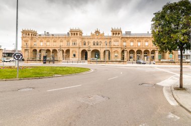 Zamora tren istasyonu, Castilla y Len. Zamora, İspanya. Tren istasyonunda. Gümüş yol. İspanya 'nın en güzel tren istasyonlarından biri olarak sınıflandırılan binanın dış görünüşü..
