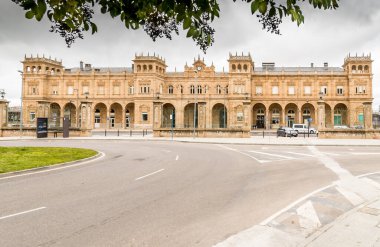 Zamora tren istasyonu, Castilla y Len. Zamora, İspanya. Tren istasyonunda. Gümüş yol. İspanya 'nın en güzel tren istasyonlarından biri olarak sınıflandırılan binanın dış görünüşü..