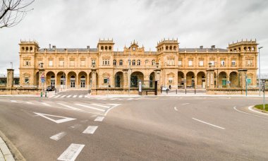 Zamora tren istasyonu, Castilla y Len. Zamora, İspanya. Tren istasyonunda. Gümüş yol. İspanya 'nın en güzel tren istasyonlarından biri olarak sınıflandırılan binanın dış görünüşü..