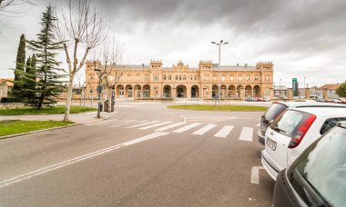 Zamora tren istasyonu, Castilla y Len. Zamora, İspanya. Tren istasyonunda. Gümüş yol. İspanya 'nın en güzel tren istasyonlarından biri olarak sınıflandırılan binanın dış görünüşü..