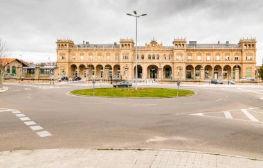 Zamora tren istasyonu, Castilla y Len. Zamora, İspanya. Tren istasyonunda. Gümüş yol. İspanya 'nın en güzel tren istasyonlarından biri olarak sınıflandırılan binanın dış görünüşü..