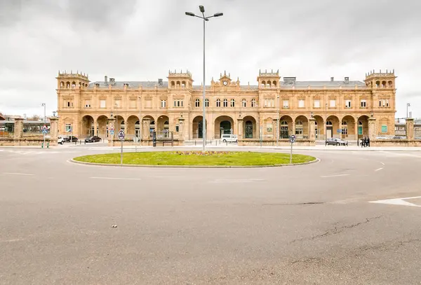 Zamora tren istasyonu, Castilla y Len. Zamora, İspanya. Tren istasyonunda. Gümüş yol. İspanya 'nın en güzel tren istasyonlarından biri olarak sınıflandırılan binanın dış görünüşü..