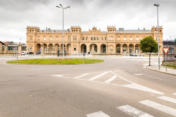 Zamora tren istasyonu, Castilla y Len. Zamora, İspanya. Tren istasyonunda. Gümüş yol. İspanya 'nın en güzel tren istasyonlarından biri olarak sınıflandırılan binanın dış görünüşü..