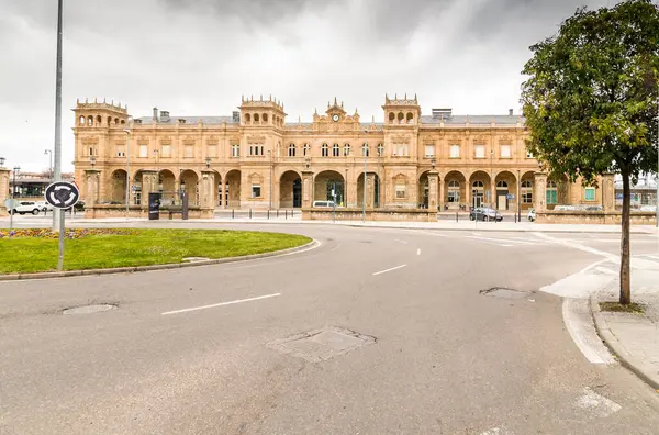 Zamora tren istasyonu, Castilla y Len. Zamora, İspanya. Tren istasyonunda. Gümüş yol. İspanya 'nın en güzel tren istasyonlarından biri olarak sınıflandırılan binanın dış görünüşü..