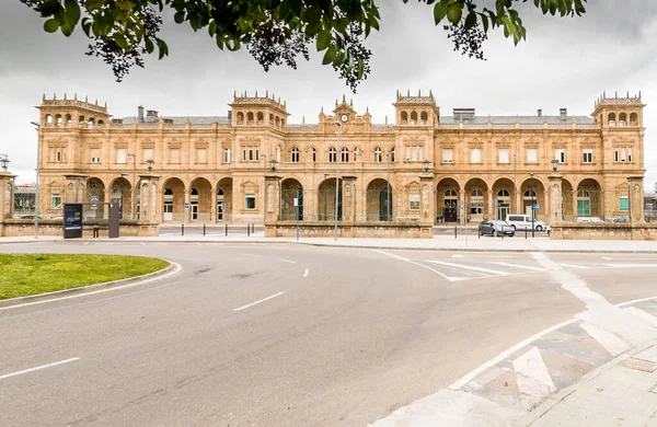 Zamora tren istasyonu, Castilla y Len. Zamora, İspanya. Tren istasyonunda. Gümüş yol. İspanya 'nın en güzel tren istasyonlarından biri olarak sınıflandırılan binanın dış görünüşü..