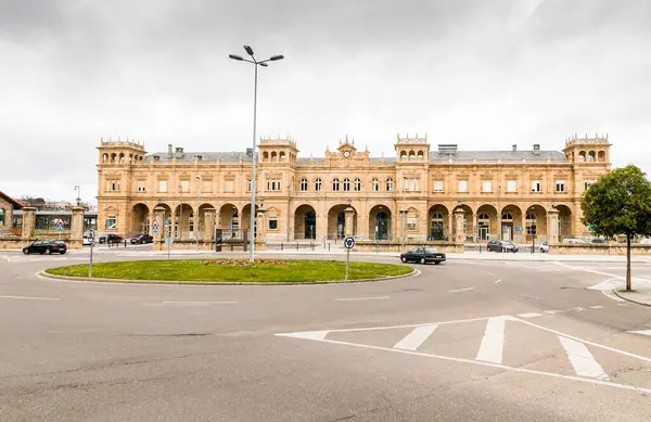Zamora tren istasyonu, Castilla y Len. Zamora, İspanya. Tren istasyonunda. Gümüş yol. İspanya 'nın en güzel tren istasyonlarından biri olarak sınıflandırılan binanın dış görünüşü..