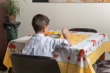 8 yaşındaki bir çocuk evde tek başına yemek yiyor..