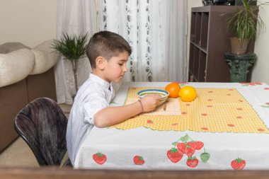 8 yaşındaki çocuk yemeğe hazır..