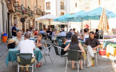 Birçok insan ve turist şehrin teraslarında yiyip içiyor. İspanya 'nın Zamora kentinden ziyaretçiler ve insanlar.