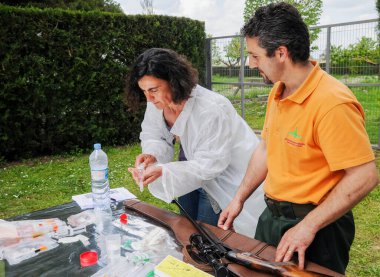 ZAMORA, SPAIN - 24 Nisan 2010: Bir doktor bir hayvan anestezi kursunda tüfekten ateşlenecek şırıngaya bir enjeksiyon hazırlar.