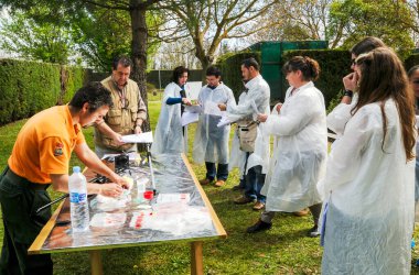 ZAMORA, İspanya - 24 Nisan 2010: Eğitmen açık hava hayvan anestezisi kursunda veterinerlik öğrencilerinin önünde hayvanlara enjeksiyon dozları hazırlıyor.