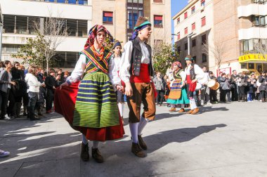 Geleneksel kıyafet giymiş insanlar İspanya 'nın Zamora kentindeki bir kutlamada gösteri yapıyorlar..