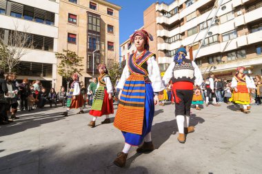 İspanya 'nın Zamora şehrinde güneşli bir günde geleneksel halk dansları.