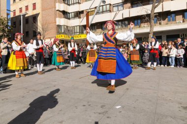 İspanya 'nın Zamora kentinde düzenlenen geleneksel halk festivalinde bölgesel kostüm giymiş bir kadın kalabalığın önünde dans ediyor..