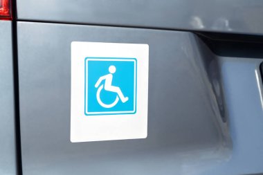 Bir arabanın üzerinde engelli araç işareti olan bir etiket