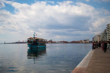 Selanik, Yunanistan - 3.18.2023: Ege Denizi 'nde Selanik kıyısından geçen mavi renkli bir tekne