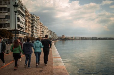 Selanik, Yunanistan - 3.18.2023: Selanik sahilinde yürüyen insanlar