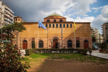 Selanik, Yunanistan - 3.18.2023: Yunanistan 'ın Selanik kentindeki görkemli Kutsal Ayasofya Kilisesi, karmaşık mozaikler ve fresklerle süslenmiş zarif Bizans mimarisini gözler önüne seriyor