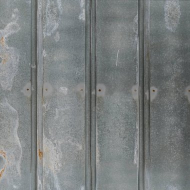 Perçinli paslı metal bir tabak.