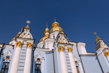Gökyüzüne karşı kubbeleri olan bir Ortodoks kilisesi