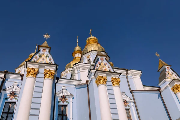 Une Église Orthodoxe Avec Des Dômes Contre Ciel — Photo