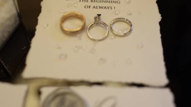 Alyanslar davetiyelerde.