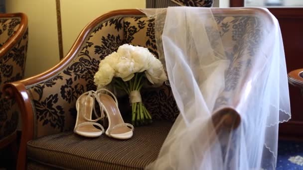 Весільний Букет Нареченої Взуттям Кімнаті Вранці — стокове відео