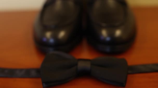 给打着领结的男人穿的黑鞋子 — 图库视频影像