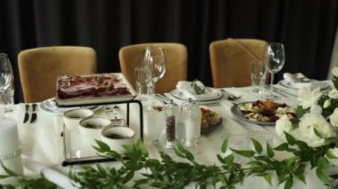  Yeni yıl için bir restoranda yemek ve atıştırmalık bir masa.