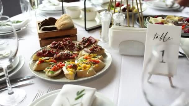 Tisch Restaurant Mit Speisen Und Snacks Für Den Neujahrsgeburtstag — Stockvideo