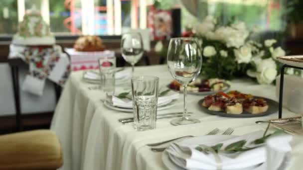 Mesa Restaurante Com Alimentos Lanches Para Feriado Aniversário Casamento Ano — Vídeo de Stock