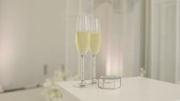 Düğün Masasında Bir Kadeh Şampanya — Stok video
