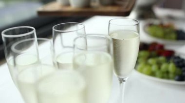 Tatiller, doğum günleri, düğünler, ziyafetler, yıldönümleri için kadehlerde şampanya.