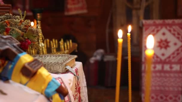 Свечи Горят Церкви Ярко Желтые — стоковое видео