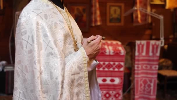 Padre Uma Igreja Ortodoxa Roupas Batismo — Vídeo de Stock