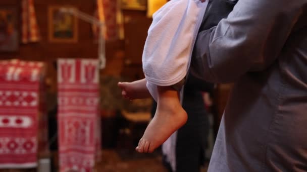Füße Eines Kleinen Kindes Bei Der Taufe Der Kirche — Stockvideo