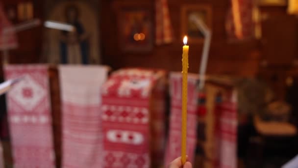 Κεριά Καίγονται Στην Ορθόδοξη Εκκλησία — Αρχείο Βίντεο