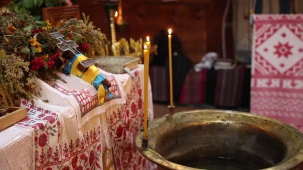 Una Pila Bautismal Una Iglesia Ortodoxa Con Velas — Vídeos de Stock