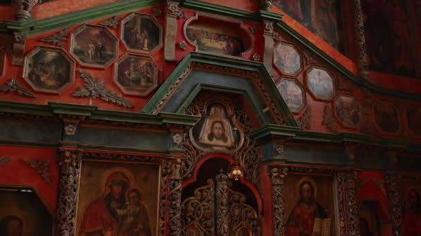 Kilisedeki Ahşap Duvarda Ikonlar Resimler Mumlar Var — Stok video