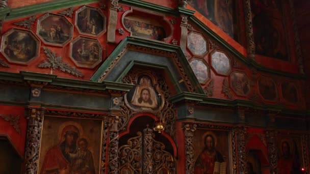 Drewniana Ściana Kościele Ikonami Obrazkami Świecami — Wideo stockowe