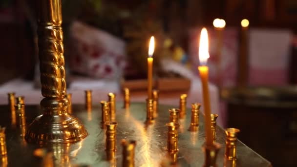Свічки Горять Церкві Яскраво Жовті — стокове відео
