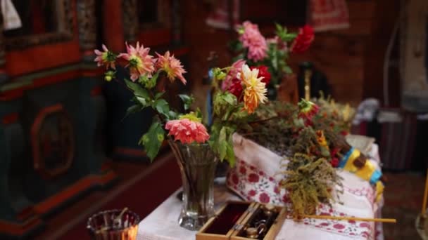 Kilisede Çiçek Mumlarla Dolu Bir Rahibin Masası — Stok video