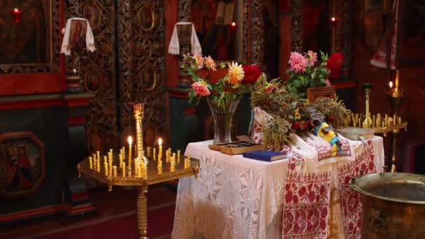 Mesa Del Sacerdote Iglesia Con Flores Velas — Vídeos de Stock