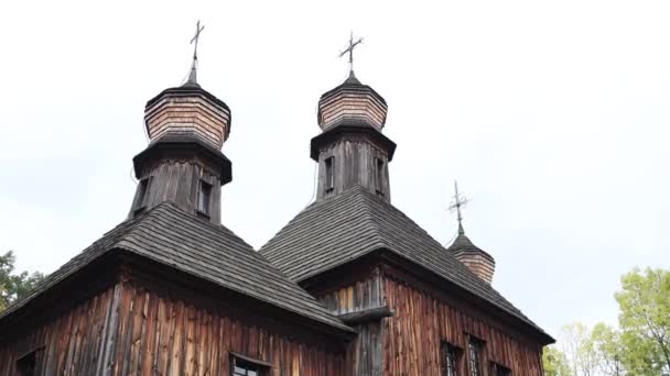 Stary Drewniany Kościół Dachem Lesie — Wideo stockowe