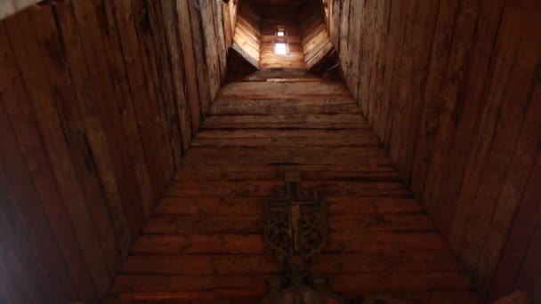 Eski Kilisenin Ahşap Tavanı Içerisi Karanlık — Stok video