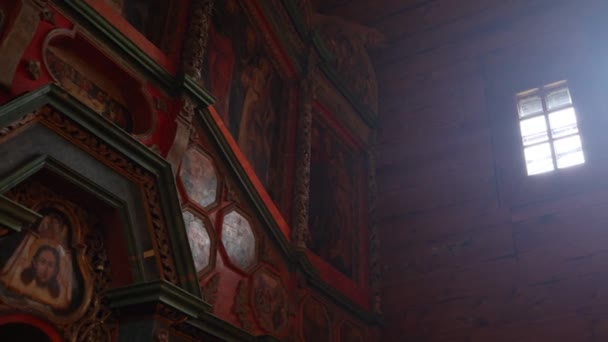 Eski Kilisenin Ahşap Duvarında Ikonlar Vardı — Stok video