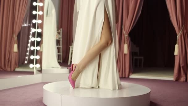 穿着婚纱的新娘在婚礼上穿的粉红色鞋子 — 图库视频影像