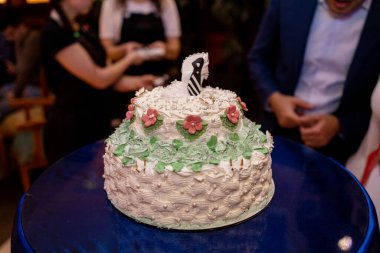 Tatilde bir restoranda düğün pastası